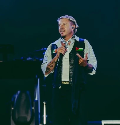 Macklemore on stage with Palestine badge